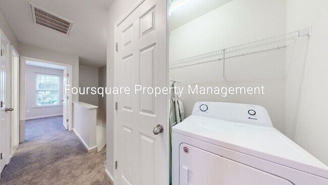 Building Photo - Bright End-Unit Townhome with Screened Porch & Community Pool – Raleigh Location