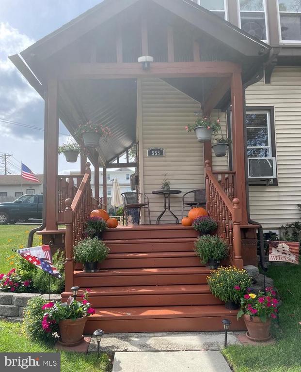 Building Photo - 555 Velde Ave