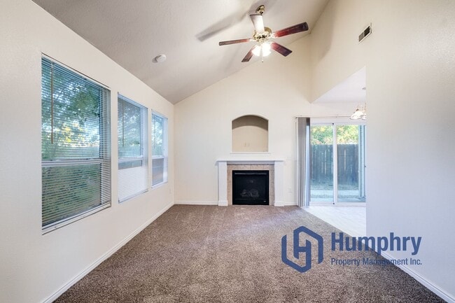 Building Photo - Nampa Fourplex, 2Bd/2Bth/CP, 930Sqft, near Karcher mall off Caldwell Blvd in Nampa