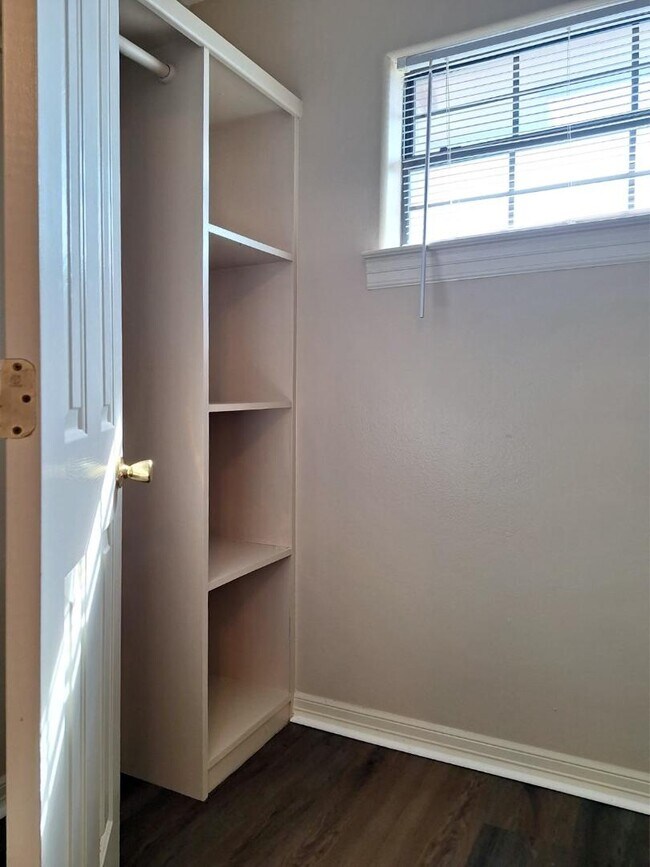 Building Photo - 1402 W Kiwi Ave