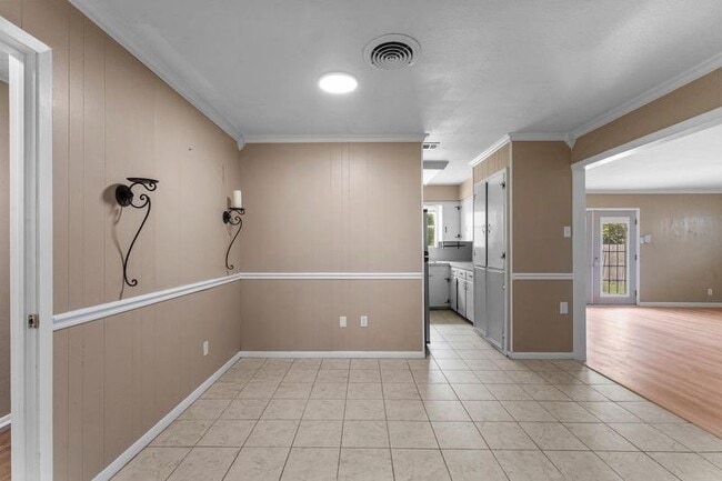 Building Photo - 807 Temple Dr
