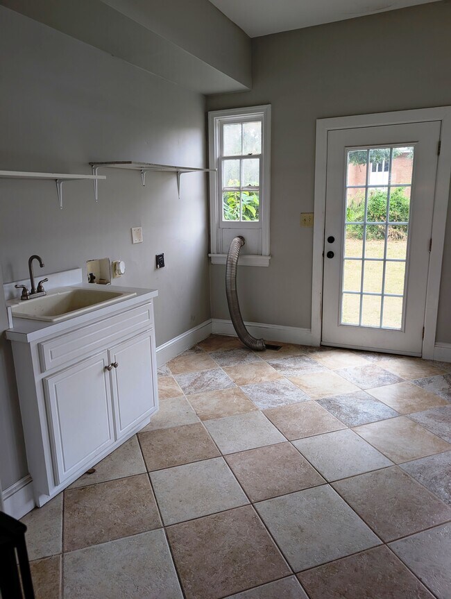 Building Photo - 604 Vance St NE