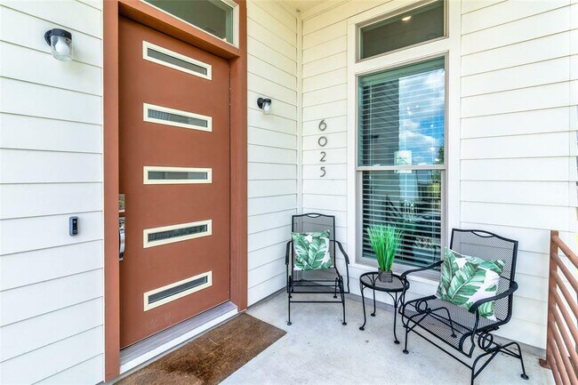 Building Photo - 6025 Seville Dr