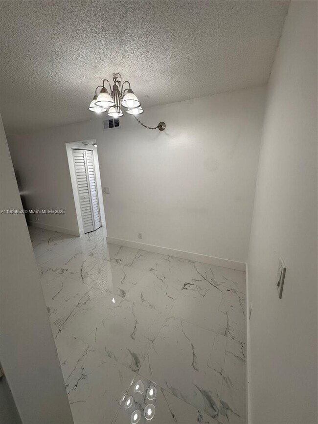 Building Photo - 1021 Twin Lakes Dr