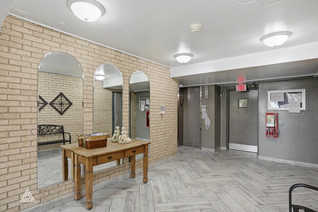 Building Photo - 7301 Willow Springs Rd