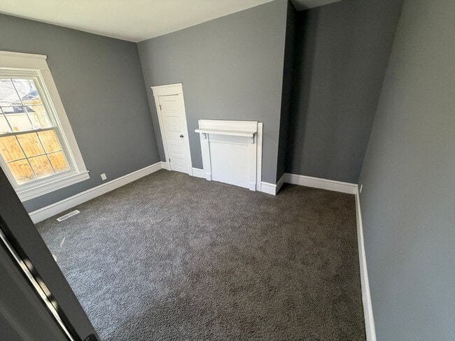 Building Photo - Amazing 7 Bedroom 2 bathroom updated home for rent in Burlington, NC