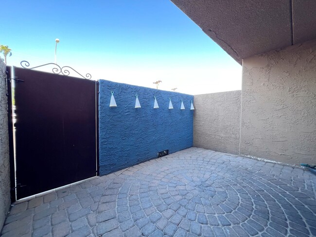 Building Photo - ***MOVE IN SPECIAL**Prime Location in Scot...