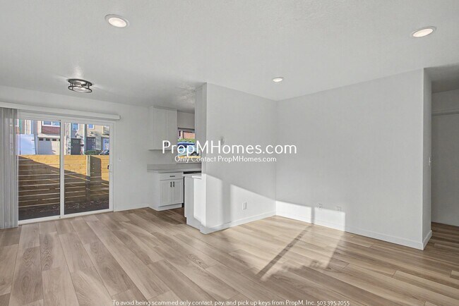 Building Photo - Updated Two Bedroom Unit in St Johns!