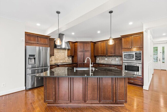 Building Photo - Elegant University Place Home with A/C, Tandem Garage, Office & Balcony Bedroom Near JBLM!