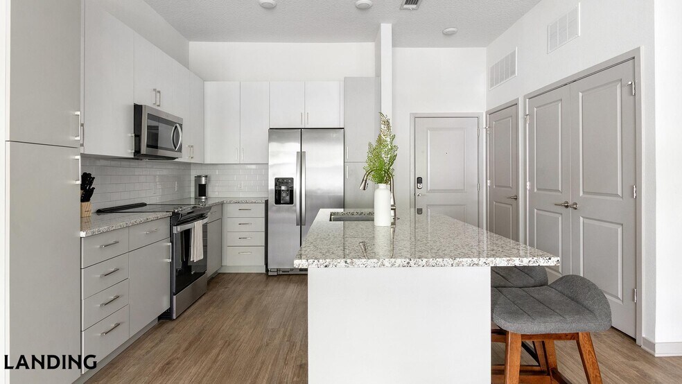 Building Photo - 7311 Baymeadows Way