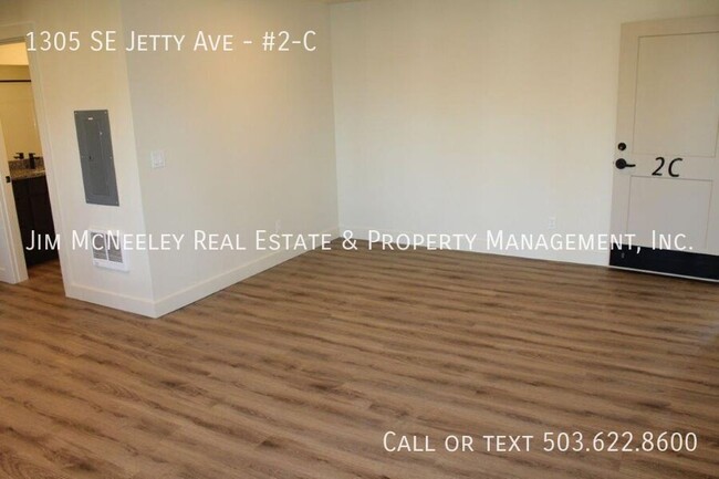 Building Photo - Upper level 2 bed/ 1 bath w/ 1 Assigned Pa...