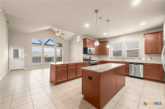 Building Photo - 625 Palmilla St