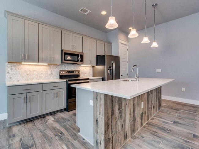 Building Photo - 103 E Walter Ave