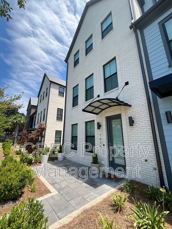Building Photo - 1636 Florentia St