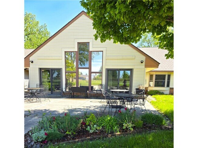 Building Photo - 611 Main St S