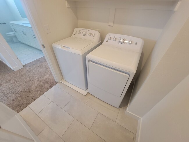 Building Photo - GORGEOUS Spacious Town Home
