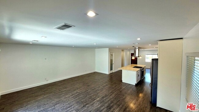 Building Photo - 17629 Burbank Blvd