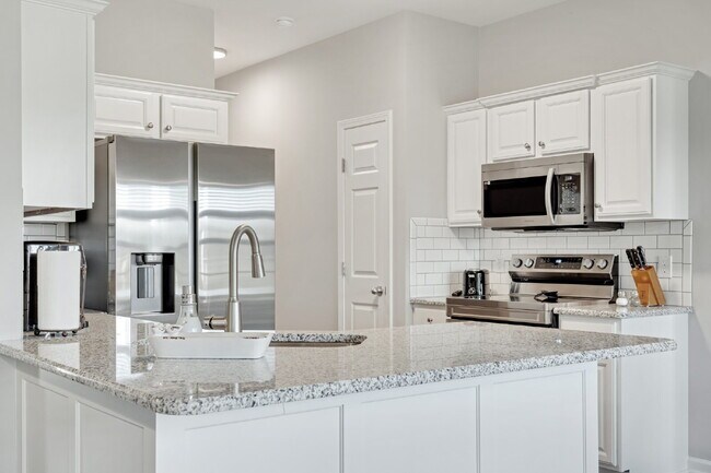 Building Photo - FULLY and Tastefully furnished 3 bedroom h...