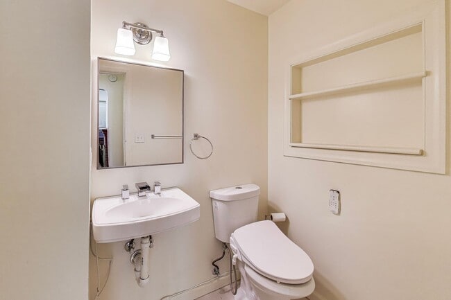 Building Photo - Cute 2 bed + Loft + 2 Bath SF w/ Fenced Yard