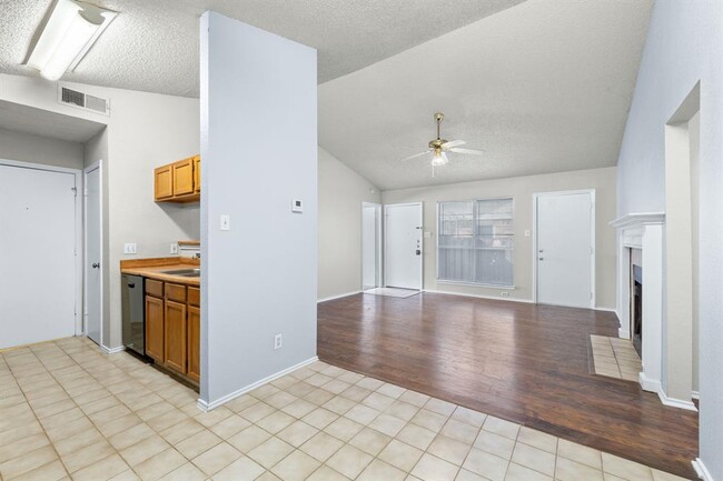 Building Photo - 6002 Parkwood Dr