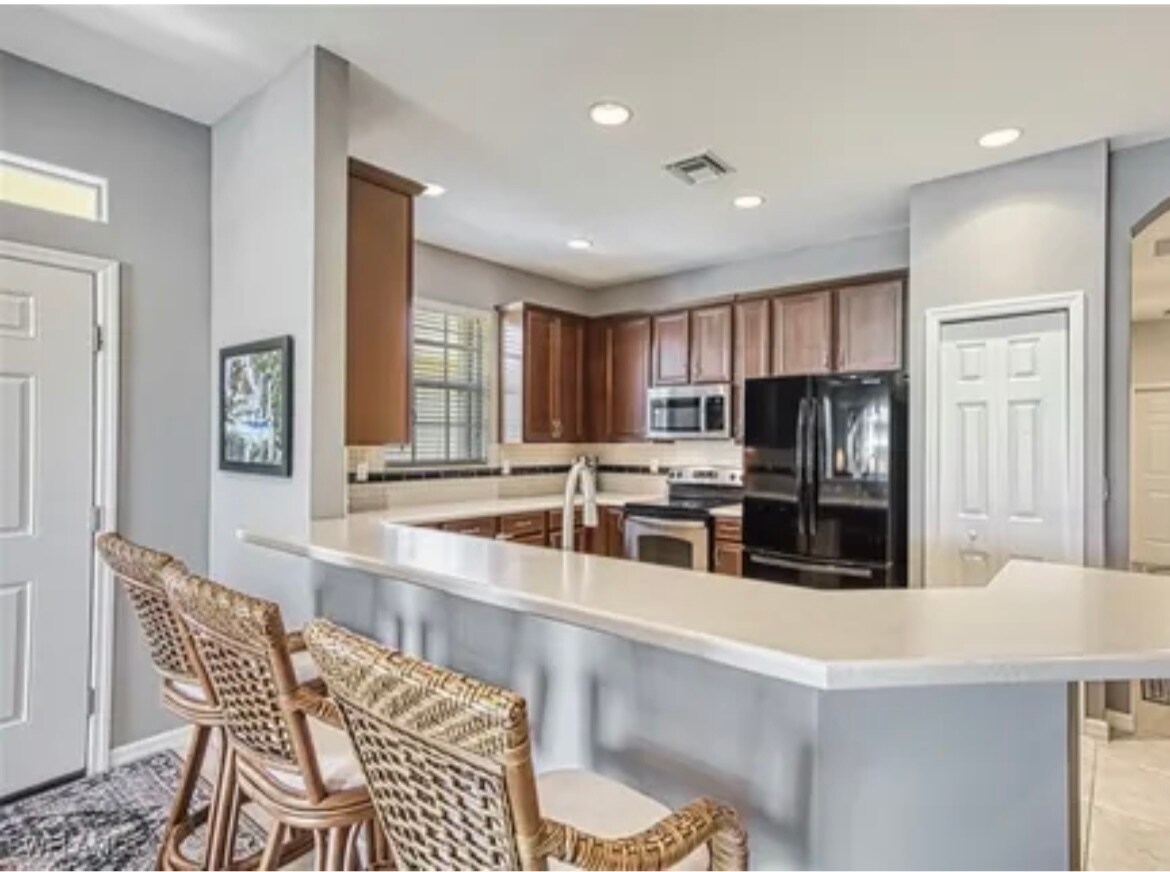Full Kitchen - 15034 Sea Crest Blvd