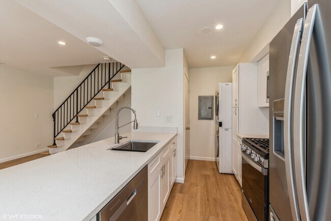 Building Photo - 1110 Cove Dr