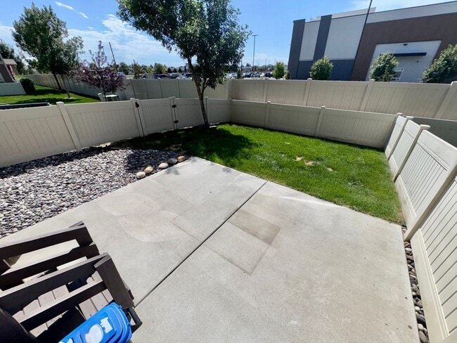 Building Photo - Beautiful West End Townhome – Spacious & M...