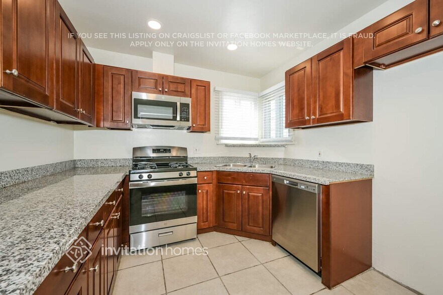 Building Photo - 2112 N Screenland Dr