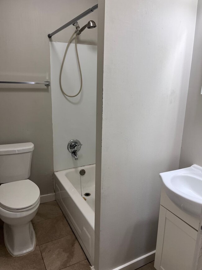 Building Photo - Cute 3 bedroom, 1 bath in Madison