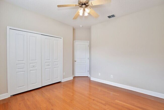 Building Photo - Stunning 4/3 Pool Home with a Bonus Room a...