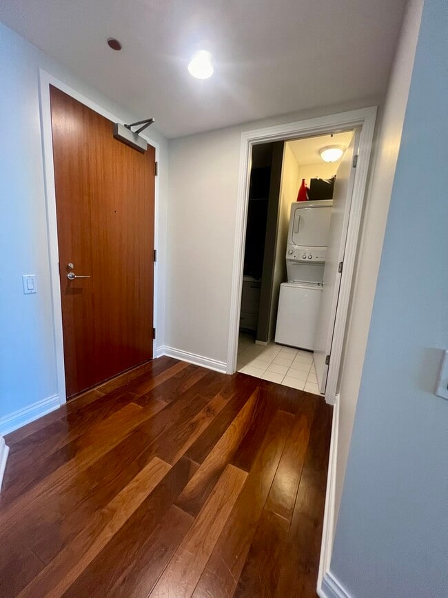 Building Photo - 400 N La Salle Dr