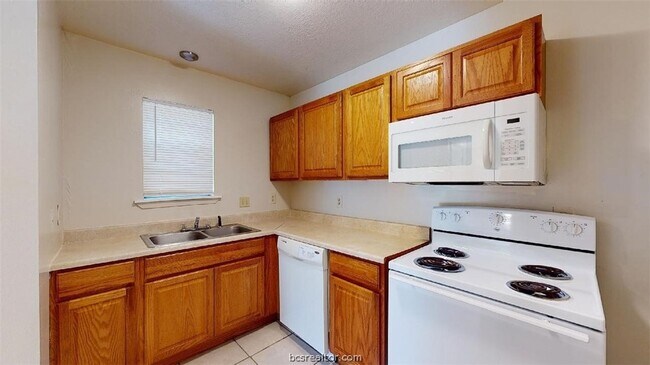 Building Photo - 916 Navarro Dr