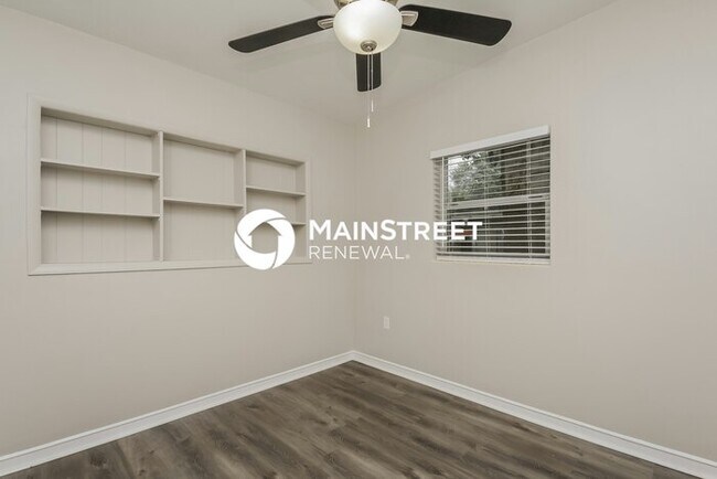 Building Photo - 3 Bedroom Pet-Friendly Home in ORLANDO, FL with Main Street Renewal