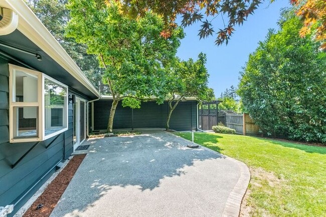 Building Photo - Elegant Air-Conditioned Newly Remodeled Matthews Beach Rambler