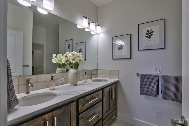 Building Photo - Beautiful Home in Herron Ridge!