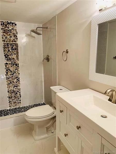 Building Photo - 4176 Inverrary Dr