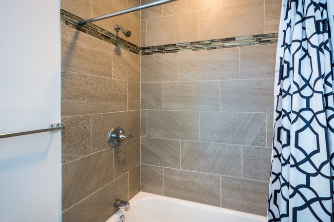 Building Photo - 600 S Linwood Ave