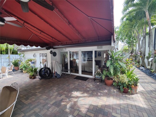 Building Photo - 1823 S Bayshore Ln