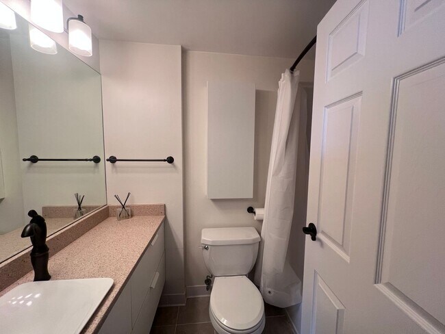 Building Photo - Downtown Grand Rapids condo overlooking th...