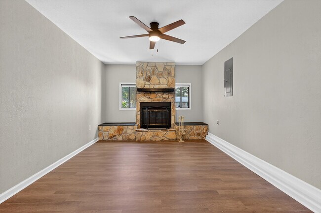 Building Photo - 420 Paradise Rd