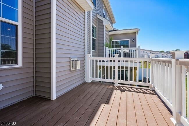 Building Photo - 52 Eastwood Ter