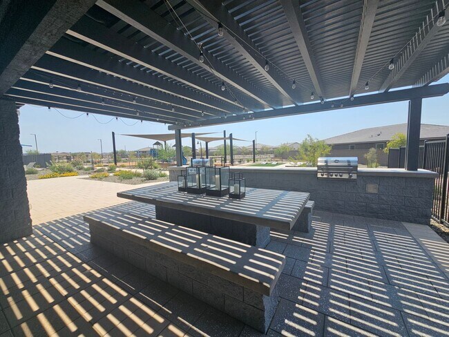 Building Photo - Beautiful new build w mountain views