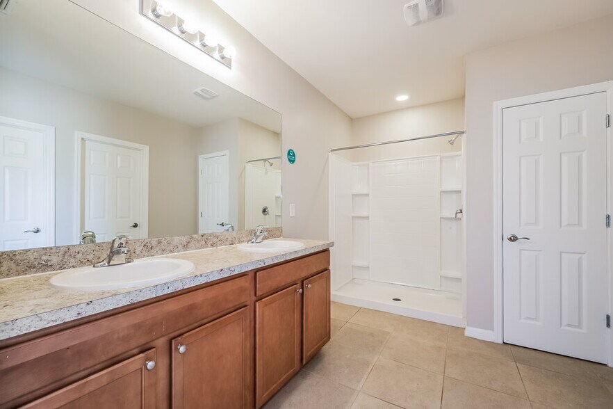 Building Photo - 627 SW 27th Terrace