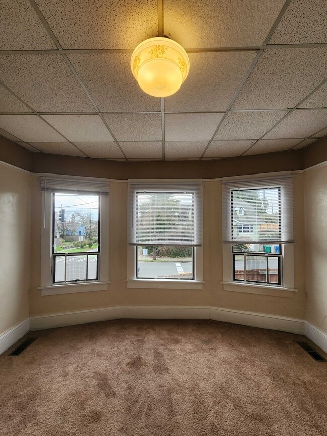 Building Photo - 304 NE 50th St