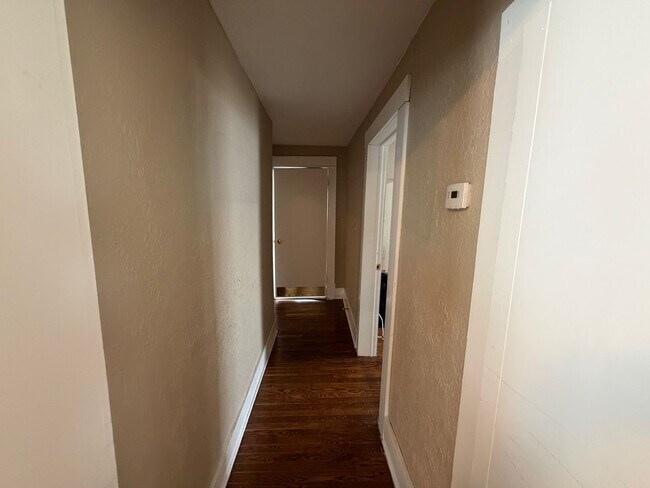 Building Photo - 3bed/1bath Home Available Just Steps Away From Norman's Campus Corner!!