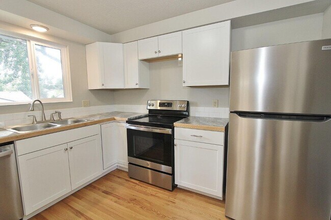 Building Photo - Spacious Home in Quiet Neighborhood