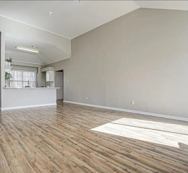 Building Photo - 2800 Rice Dr