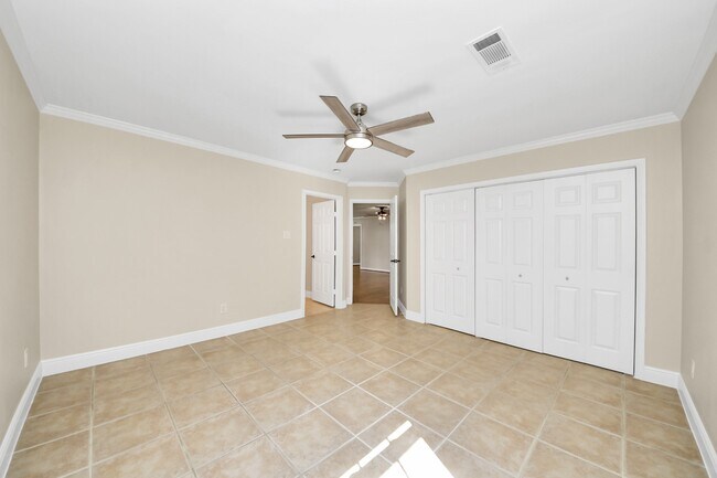 Building Photo - 2215 Gardenia Dr