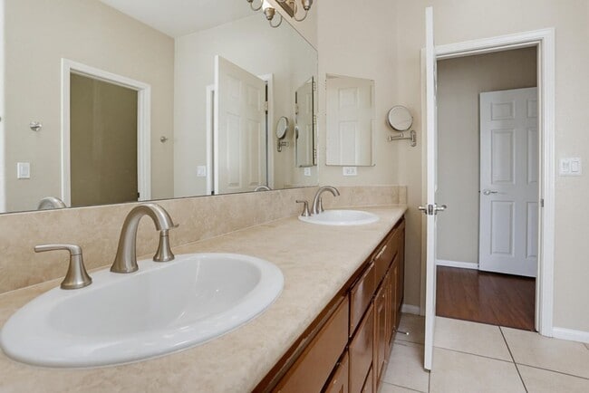 Building Photo - 3 Bedroom Home Available Now!