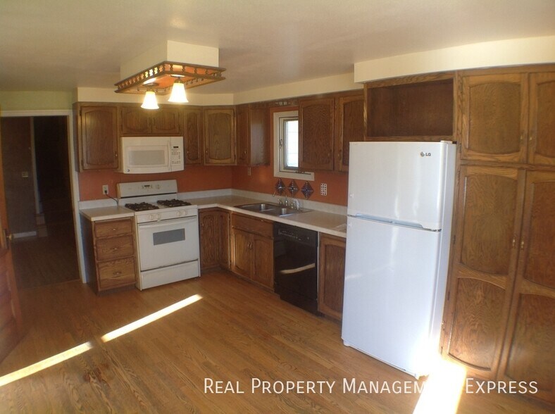 Building Photo - 3 Bedroom Acreage in Southeast Sioux Falls